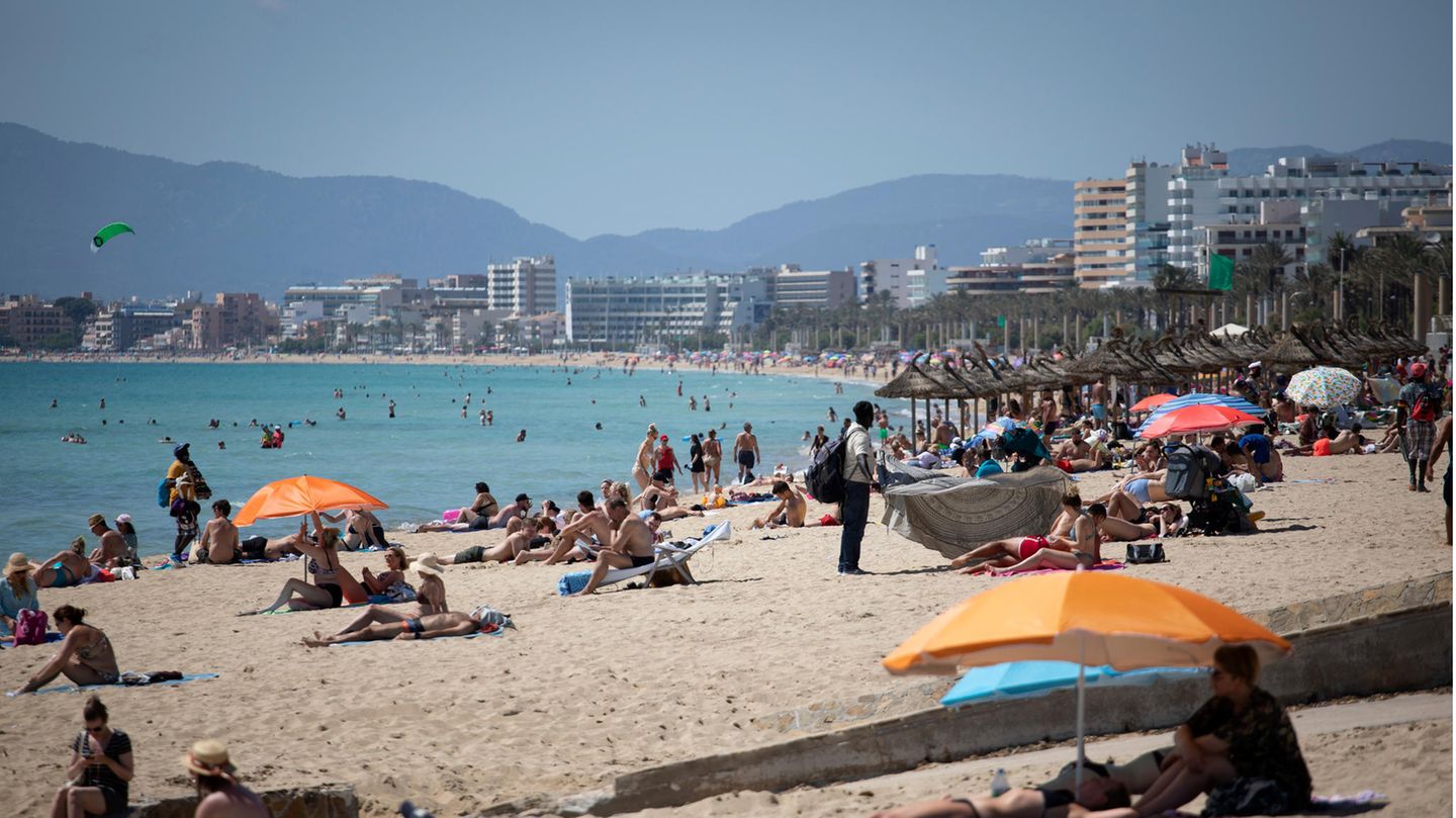 Mallorca Urlauber am Strand.