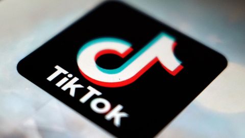 Das Logo der TikTok-App auf einem Smartphone