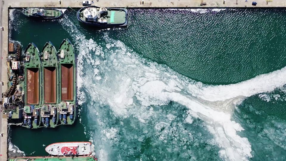 „Seerotz“ vor Istanbul an der türkischen Küste Der braune Schleimteppich bedeckt seit Wochen Teile des Marmarameeres.
