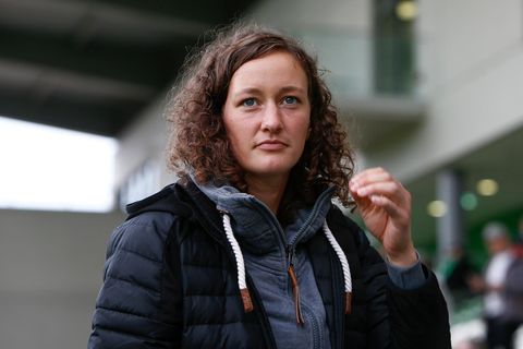 "Der DFB gibt kein vorbildhaftes Bild ab." Almuth Schult, Nationaltorhüterin und TV-Expertin, kämpft für mehr Chancengleichheit im deutschen Fußball.