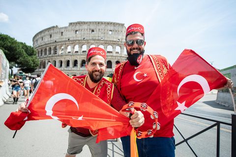 Türkische Fans in Rom machen auf dem Weg ins Stadion Halt vor der prächtigen Kulisse des Colosseums