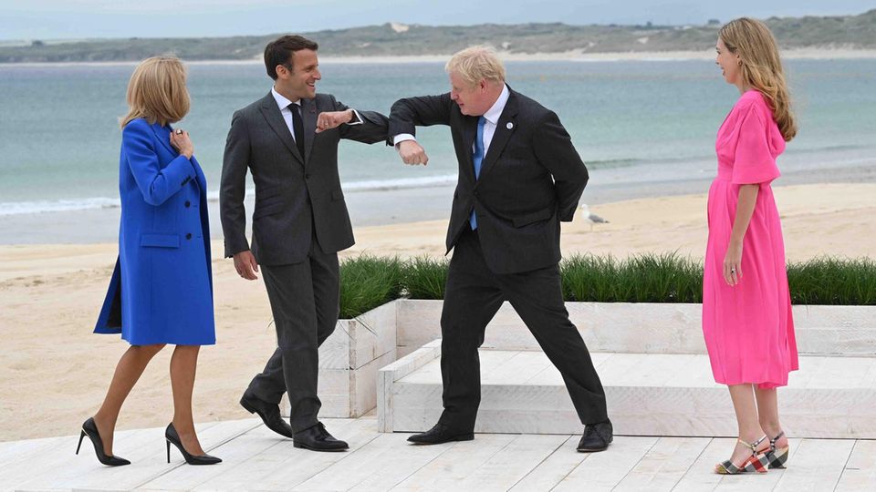 Frankreichs Präsident Emmanuel Macron (2. v. l.) begrüßt den britischen Premierminister Boris Johnson Frankreichs Präsident Emmanuel Macron (2. v. l.) begrüßt den britischen Premierminister Boris Johnson