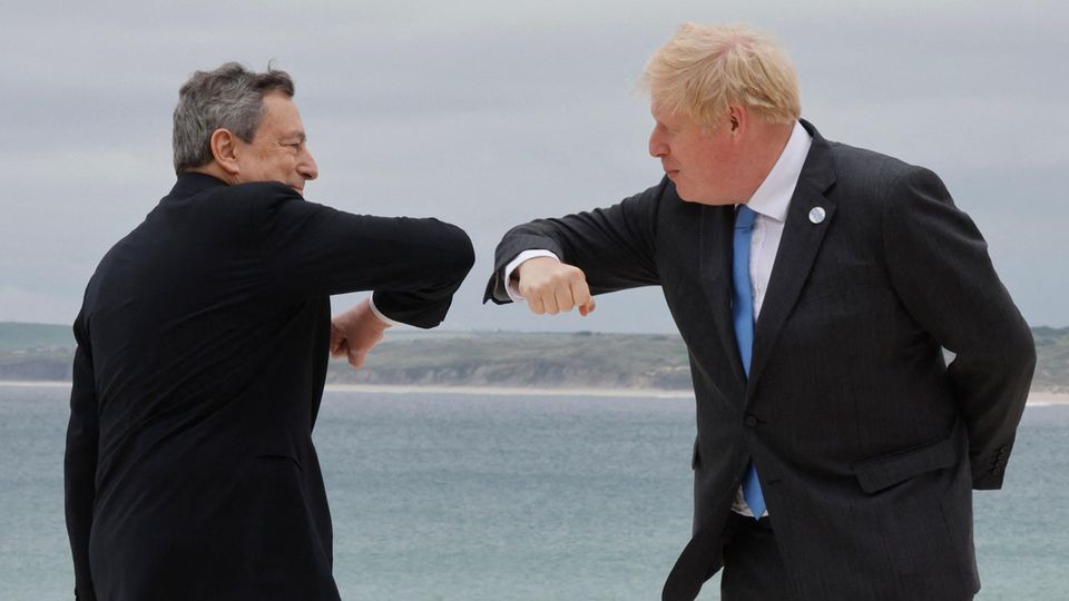 Italiens Ministerpräsident Mario Draghi (l.) begrüßt den britischen Premierminister Boris Johnson Italiens Ministerpräsident Mario Draghi (l.) begrüßt den britischen Premierminister Boris Johnson