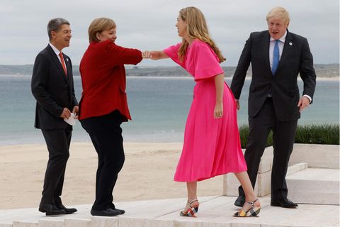 Bundeskanzlerin Angela Merkel (2. v. l.) begrüßt Carrie Johnson