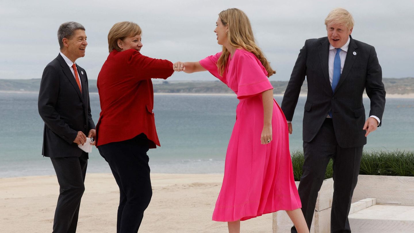 Bundeskanzlerin Angela Merkel (2. v. l.) begrüßt Carrie Johnson