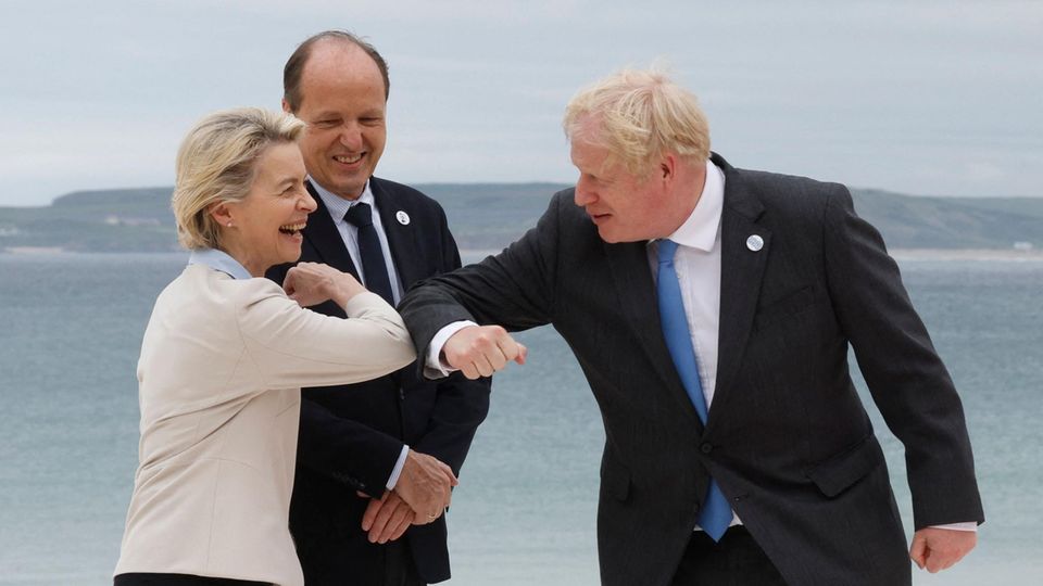 EU-Kommissionspräsidentin Ursula von der Leyen begrüßt den britischen Premierminister Boris Johnson EU-Kommissionspräsidentin Ursula von der Leyen begrüßt den britischen Premierminister Boris Johnson