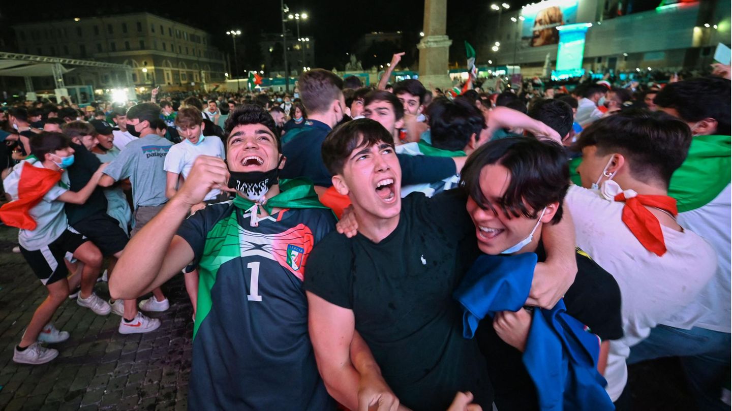 Das erste Tor! Und es ist ausgerechnet ein Eigentor. Den italienischen Fans beim Public Viewing ist es egal. Ihre Mannschaft geht schließlich in Führung.