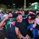 Das erste Tor! Und es ist ausgerechnet ein Eigentor. Den italienischen Fans beim Public Viewing ist es egal. Ihre Mannschaft geht schließlich in Führung.