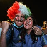 Die Stimmung unter den Italienern bleibt bestens. Die Squadra Arzzurra gewinnt mit 3:0 - was für ein Auftakt für die Italiener.
