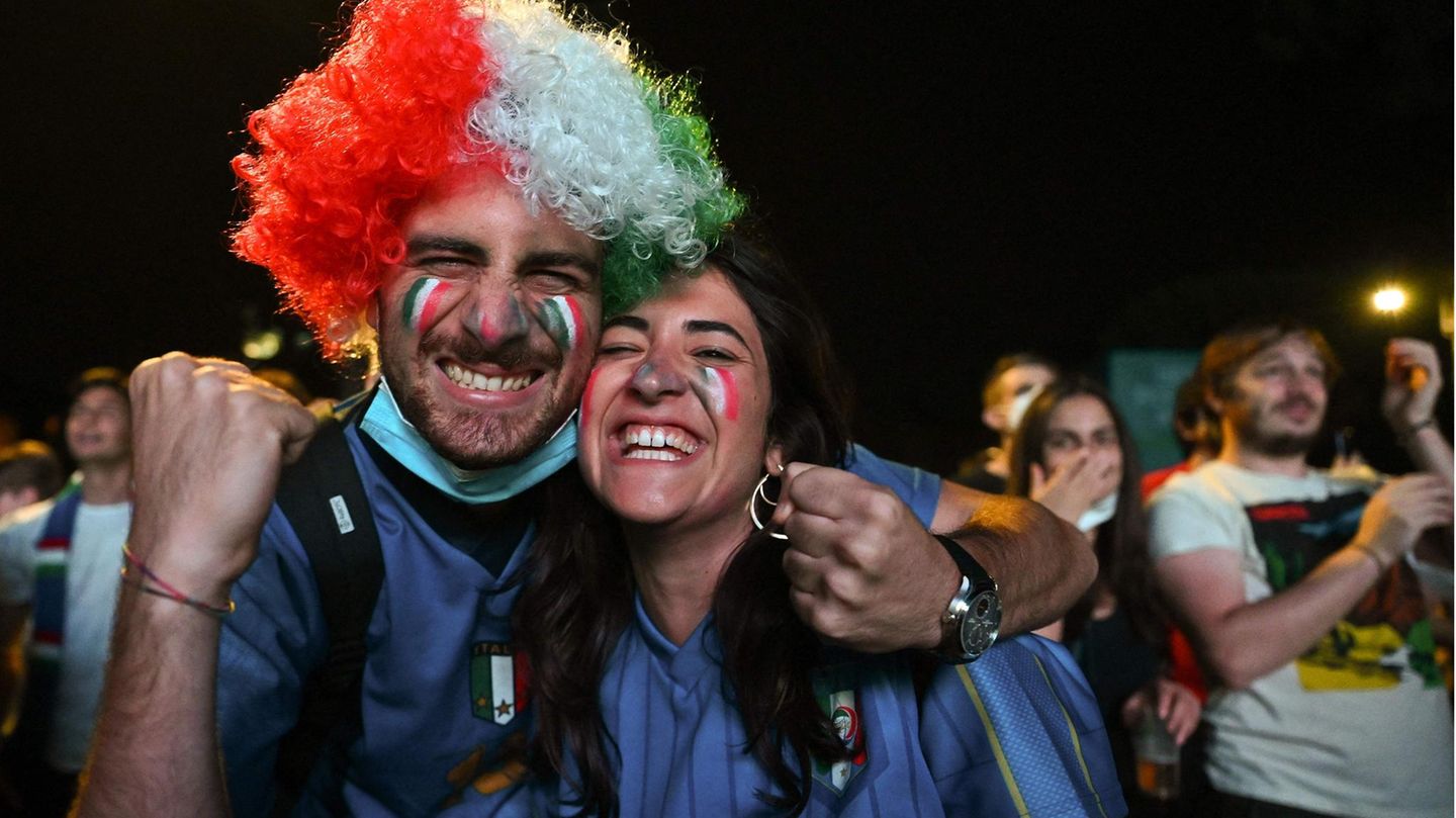 Die Stimmung unter den Italienern bleibt bestens. Die Squadra Arzzurra gewinnt mit 3:0 - was für ein Auftakt für die Italiener.