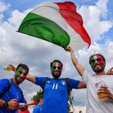 Vor dem Stadio Olimpico lassen Italienische Fans die Nationalflagge wehen - mit einen guten Bier in der Hand