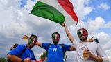 Vor dem Stadio Olimpico lassen Italienische Fans die Nationalflagge wehen - mit einen guten Bier in der Hand