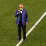 Es ist ganz still im Stadion, als der Tenor Andrea Bocelli Arie "Nessun dorma" ("Niemand schlafe") aus der Oper Turandot von Giacomo Puccini anstimmt. Es ist der schönste Moment der kurzen Eröffnungsfeier.