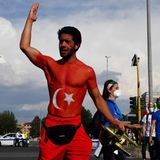 Ein Anhänger der türkischen Nationalelf mit Ganzkörper-Bemalung in den Nationalfarben auf dem Weg zum Eröffnungsspiel. Immerhin 16.000 durften ins Olympiastadion - es war fast schon wieder das gute, alte Turnier-Gefühl da.