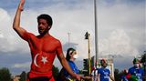 Ein Anhänger der türkischen Nationalelf mit Ganzkörper-Bemalung in den Nationalfarben auf dem Weg zum Eröffnungsspiel. Immerhin 16.000 durften ins Olympiastadion - es war fast schon wieder das gute, alte Turnier-Gefühl da.