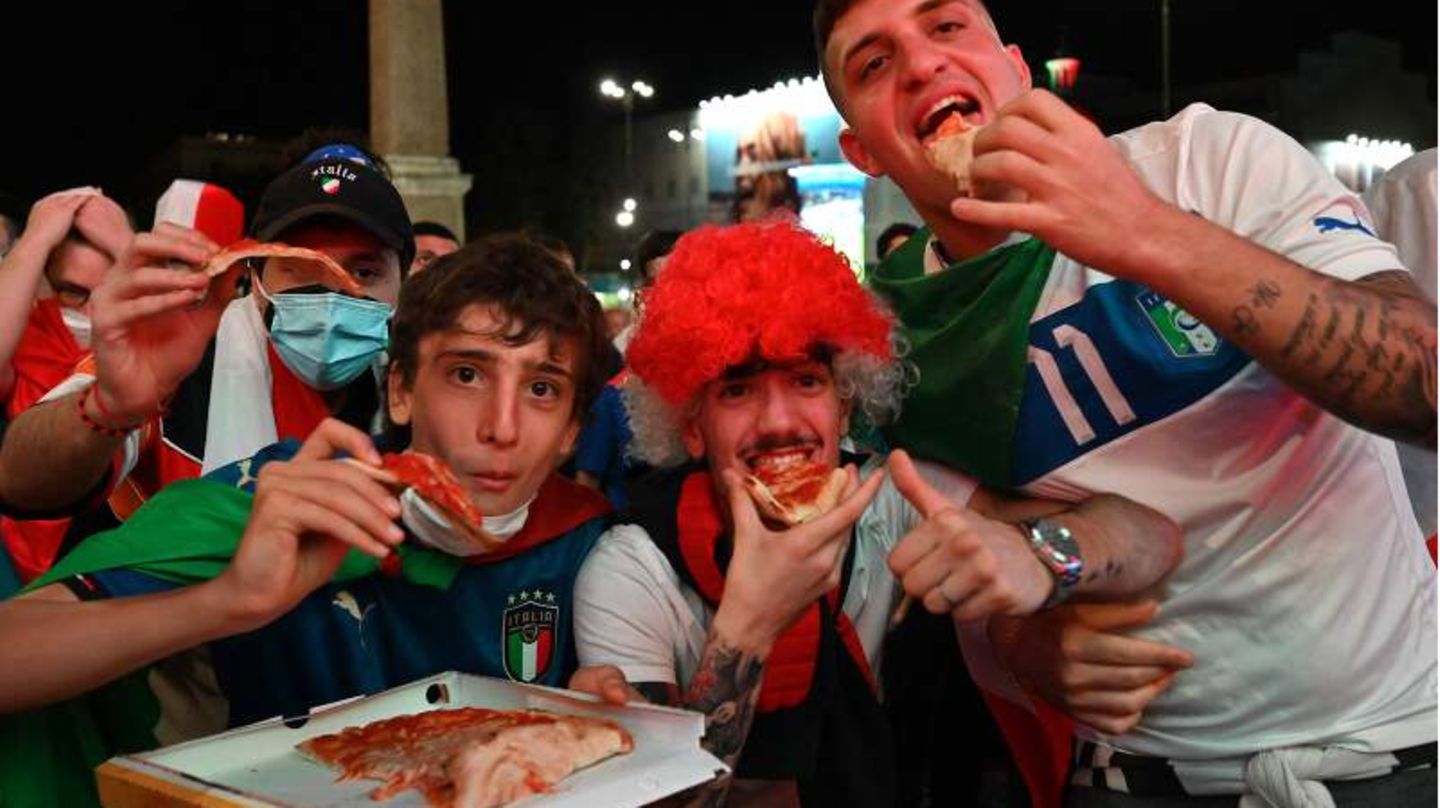 Zeit für eine Pizza ist immer, selbst im größten Jubel