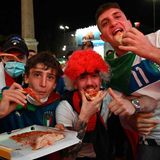 Zeit für eine Pizza ist immer, selbst im größten Jubel