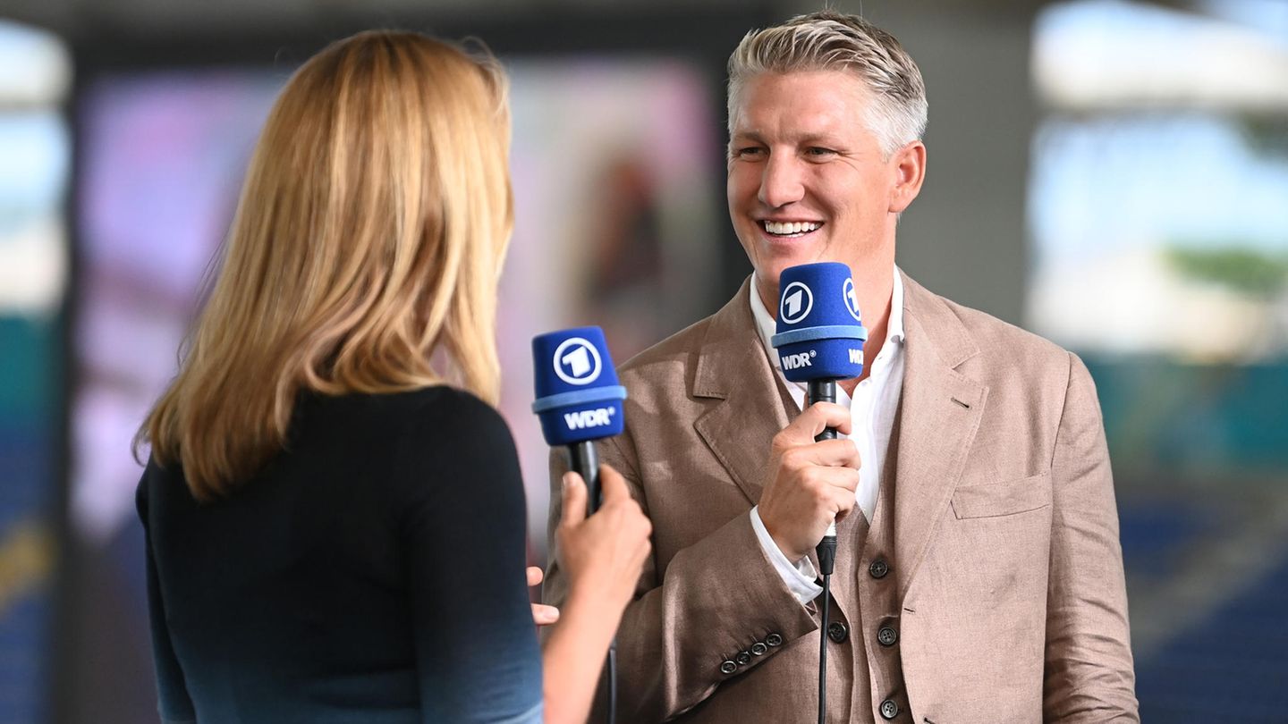 Jessy Welmer, ARD-Moderatorin, und Bastian Schweinsteiger, TV-Experte der ARD, stehen im Stadion.
