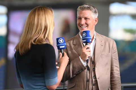Jessy Welmer, ARD-Moderatorin, und Bastian Schweinsteiger, TV-Experte der ARD, stehen im Stadion.