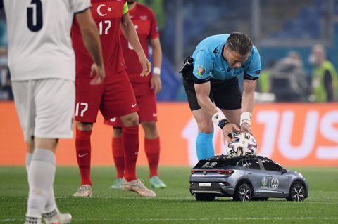 Eröffnungsspiel der EM 2021: Der Schiedsrichter nimmt den Ball aus einem kleinen Auto