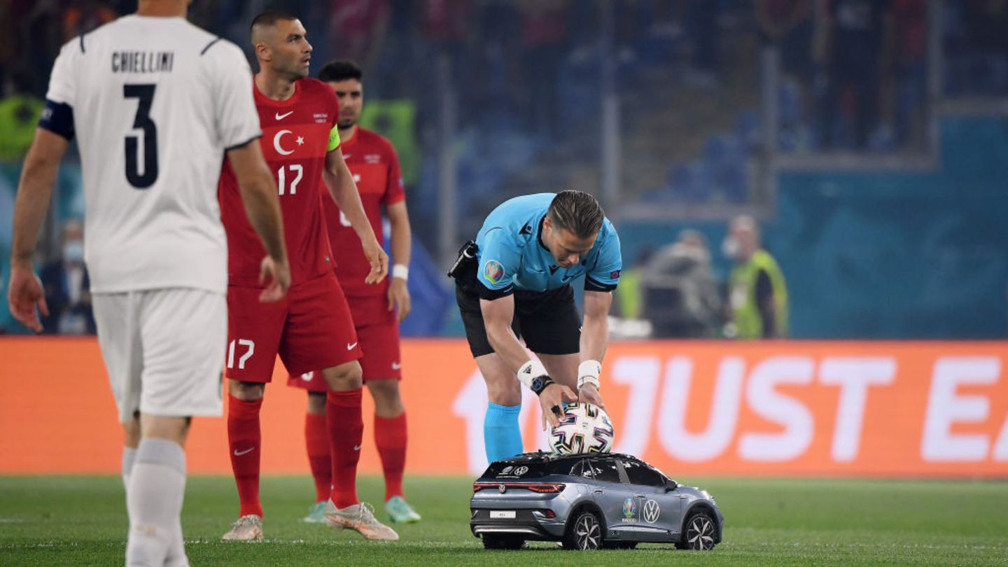 Eröffnungsspiel der EM 2021: Der Schiedsrichter nimmt den Ball aus einem kleinen Auto
