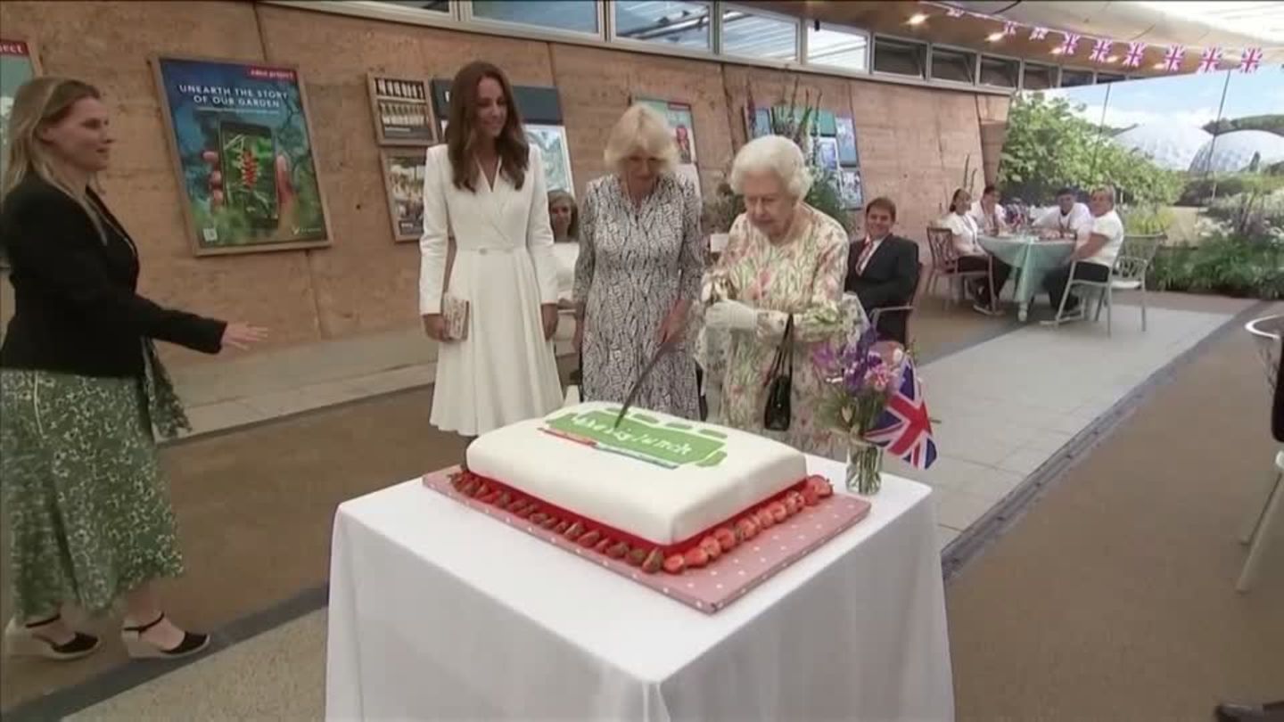 Video: Royal humor: Queen tackles cake with a sword