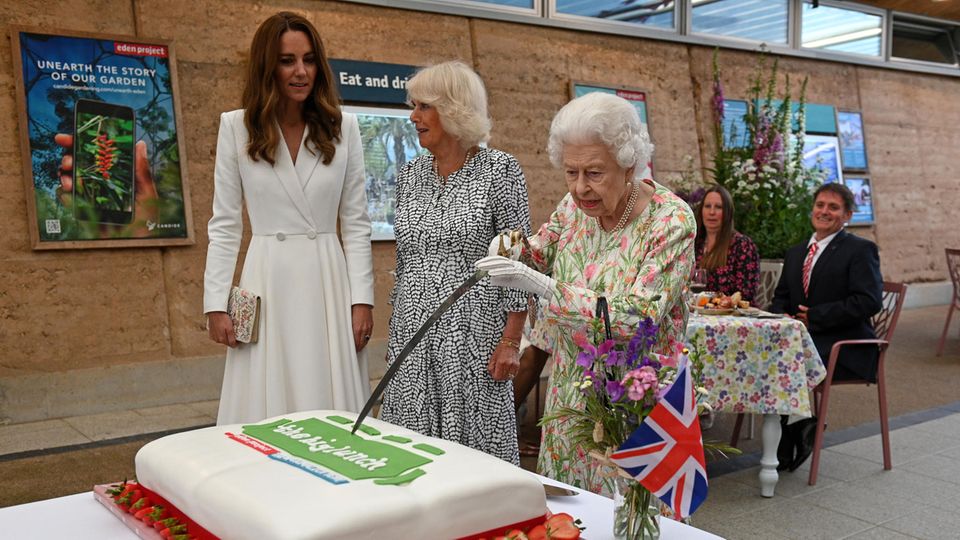 G7-Gipfel in Cornwall: Die Queen schneidet die Torte mit einem Schwert G7-Gipfel in Cornwall: Die Queen schneidet die Torte mit einem Schwert