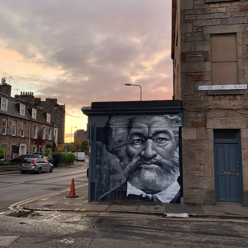 Wandgemälde von Frederick Douglass des Straßenkünstlers Ross Blair in Edinburgh auf einem Foto von Melissa Highton Wandgemälde von Frederick Douglass des Straßenkünstlers Ross Blair in Edinburgh auf einem Foto von Melissa Highton