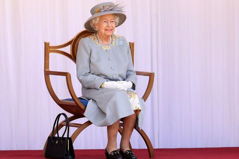 Queen Elizabeth II. verfolgt ihre Geburtstagsparade auf Schloss Windsor