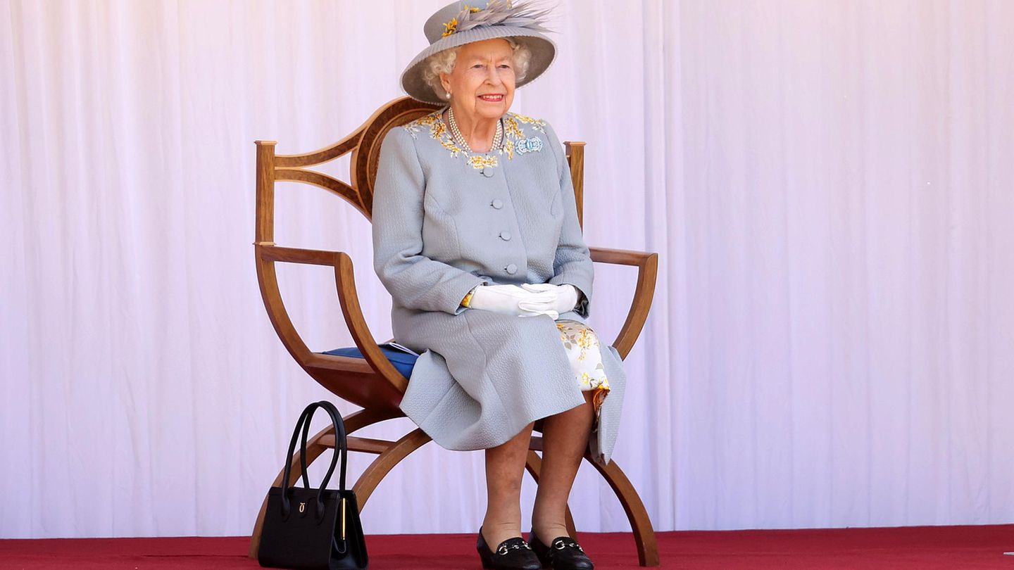 Queen Elizabeth II. verfolgt ihre Geburtstagsparade auf Schloss Windsor