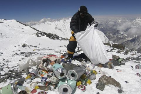 Ein Sherpa sammelt Müll am Mount Everest ein