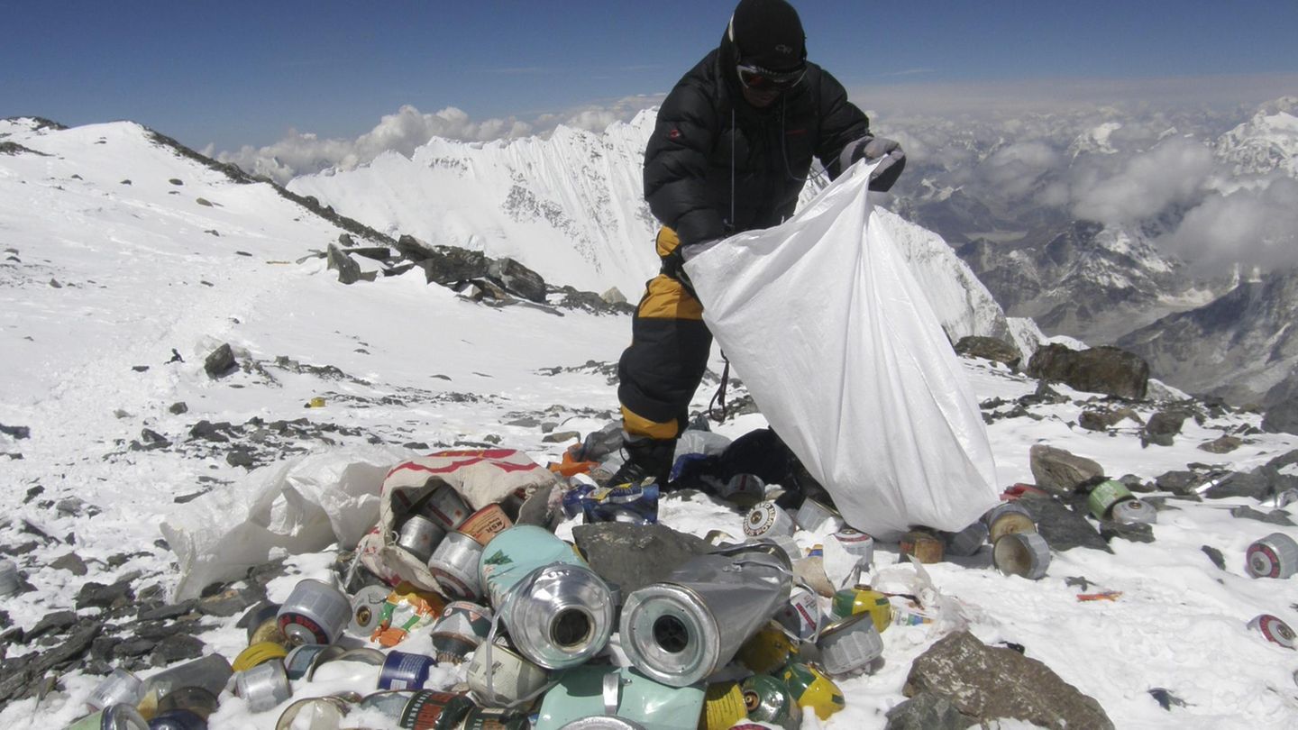 Ein Sherpa sammelt Müll am Mount Everest ein
