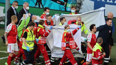 Dramatische Szenen: Mit Sichtschutz wird Christian Eriksen aus dem Stadion transportiert