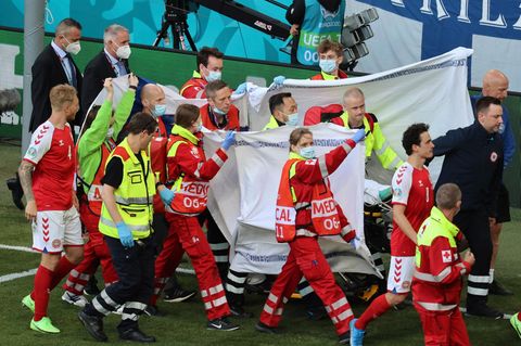 Dramatische Szenen: Mit Sichtschutz wird Christian Eriksen aus dem Stadion transportiert