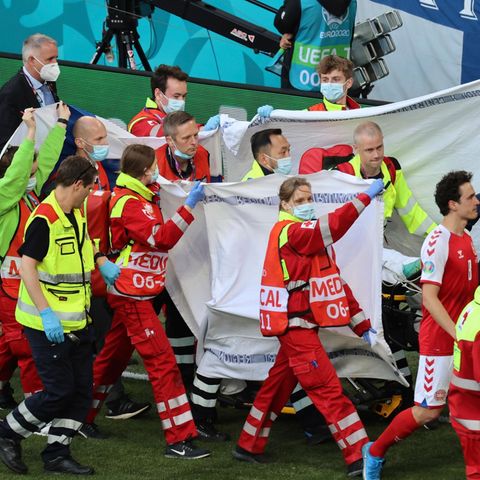 Dramatische Szenen: Mit Sichtschutz wird Christian Eriksen aus dem Stadion transportiert