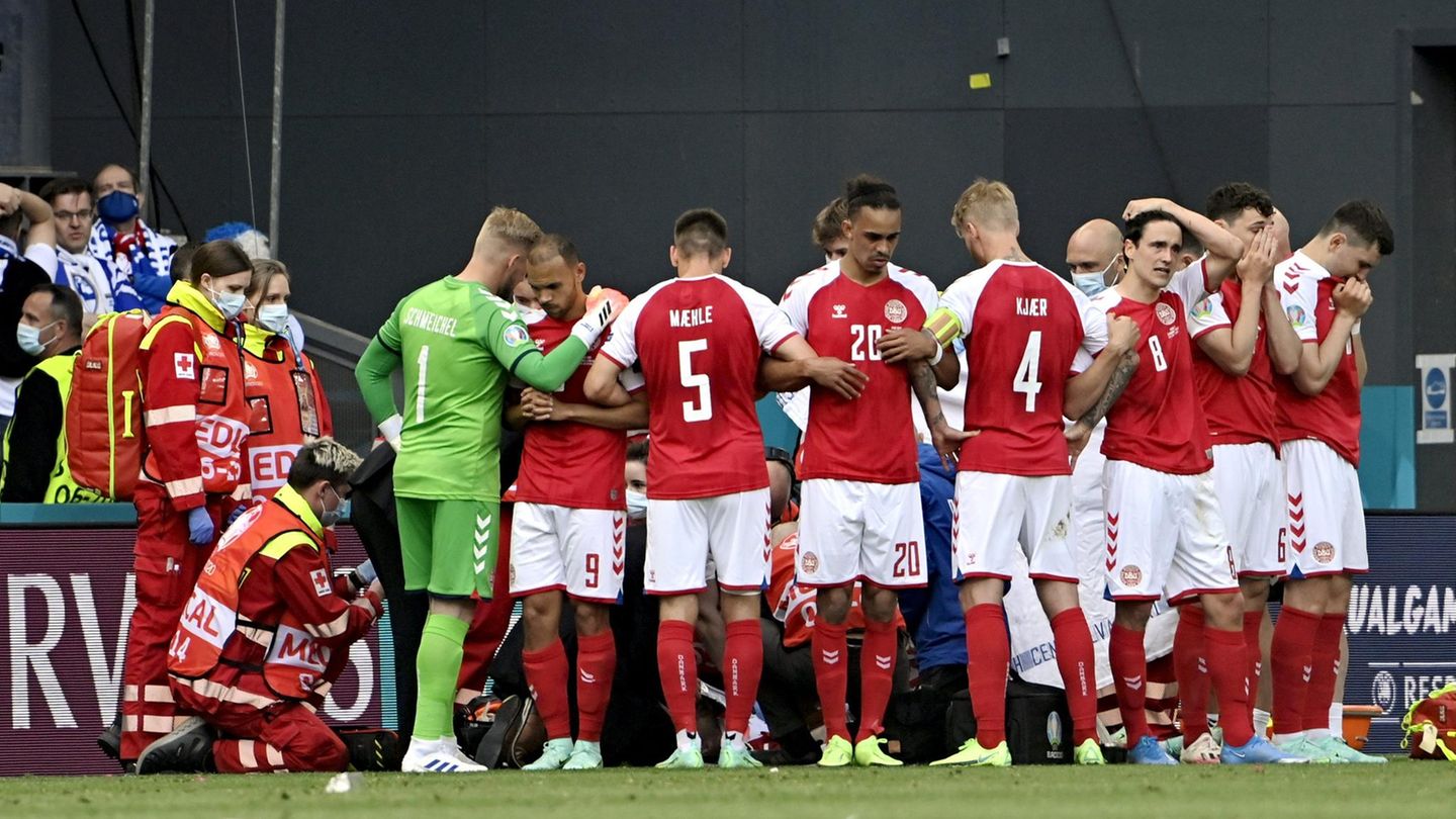 Der dänische Nationalspieler Christian Eriksen wird auf dem Feld behandelt