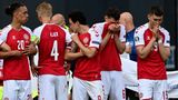 Der dänische Nationalspieler Christian Eriksen wird auf dem Feld behandelt