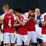 Der dänische Nationalspieler Christian Eriksen wird auf dem Feld behandelt