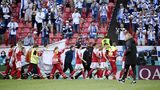 Der dänische Nationalspieler Christian Eriksen wird abtransportiert