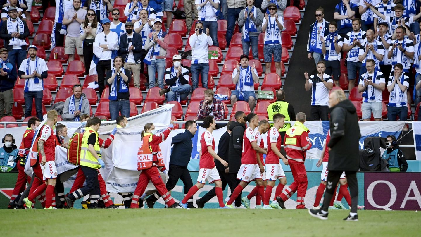 Der dänische Nationalspieler Christian Eriksen wird abtransportiert