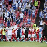 Der dänische Nationalspieler Christian Eriksen wird abtransportiert