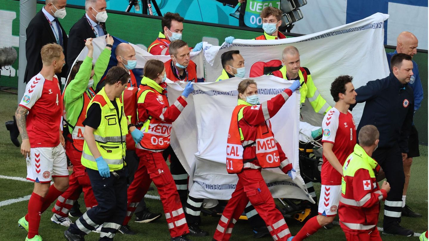 Der dänische Nationalspieler Christian Eriksen wird abtransportiert
