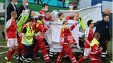 Der dänische Nationalspieler Christian Eriksen wird abtransportiert