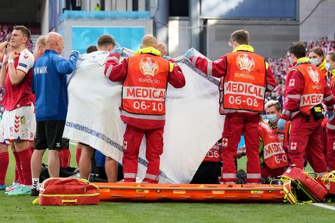 Der dänische Nationalspieler Christian Eriksen wird auf dem Feld behandelt