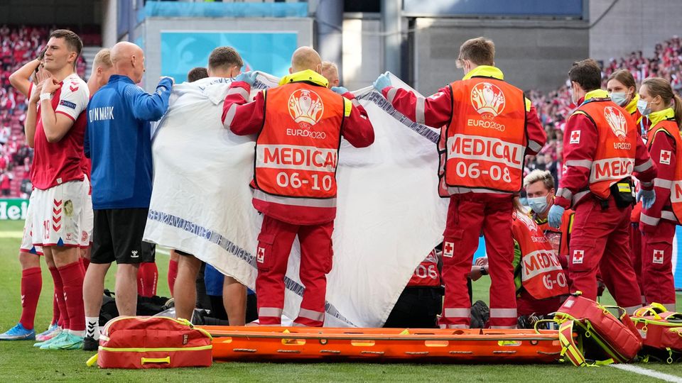 Der dänische Nationalspieler Christian Eriksen wird auf dem Feld behandelt Der dänische Nationalspieler Christian Eriksen wird auf dem Feld behandelt