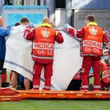 Der dänische Nationalspieler Christian Eriksen wird auf dem Feld behandelt