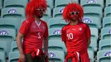 Dabei sind in Baku 30.000 Anhänger im Stadion zugelassen, aber sie sie nicht da. Das ist der große Nachteil einer EM, die verteilt über ganz Europa an elf verschiedenen Spielorten stattfindet.
