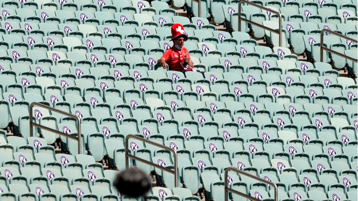 In der aserbaidschanischen Hauptstadt Baku findet die Partie zwischen der Schweiz und Wales statt - es interessiert nur nicht nicht so sehr. Der Grund ist: Baku ist weit weg, es finden sich kaum Fans aus Wales und der Schweiz ein.
