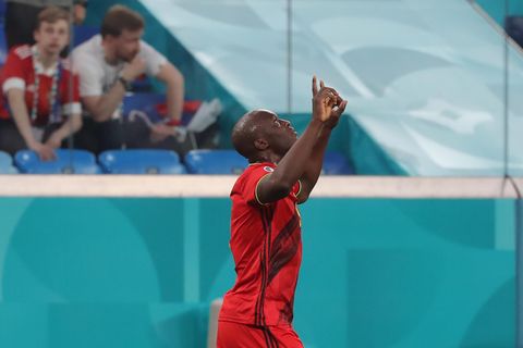 Romelu Lukaku erzielt den Führungstreffer für die Belgier gegen Russland, läuft zur Kamera am Seitenrand und sendet Christian Eriksen, mit dem er zusammen bei Inter Mailand spielt, einen Gruß: "I love you, Chris"