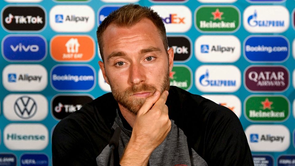 Die beste Nachricht des Tages: "Eriksen wach und in stabilem Zustand" Christian Eriksen schaut bei einer Pressekonferenz am 11. Juni in Kopenhagen in die Kamera
